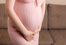 Na gestação, prevenir infecções urinárias é essencial para a saúde da mãe e do bebê, destaca Lawrence Aseba Tipo.