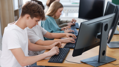 A inteligência artificial na educação ganha novas perspectivas quando Sérgio Bento De Araújo analisa exemplos práticos, limites éticos e responsabilidades no uso da tecnologia em sala de aula.