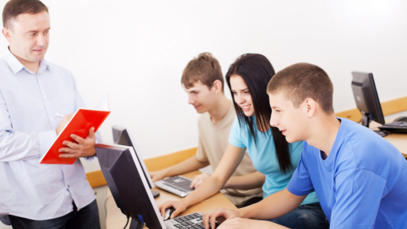 Entre avanços e desafios, Sérgio Bento De Araújo aborda como a inteligência artificial na educação exige aplicação consciente, compreensão dos limites e responsabilidade pedagógica.