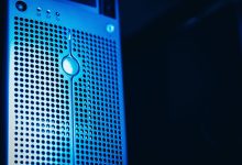 Rack de servidores iluminado em azul dentro de um data center moderno.