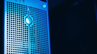 Rack de servidores iluminado em azul dentro de um data center moderno.