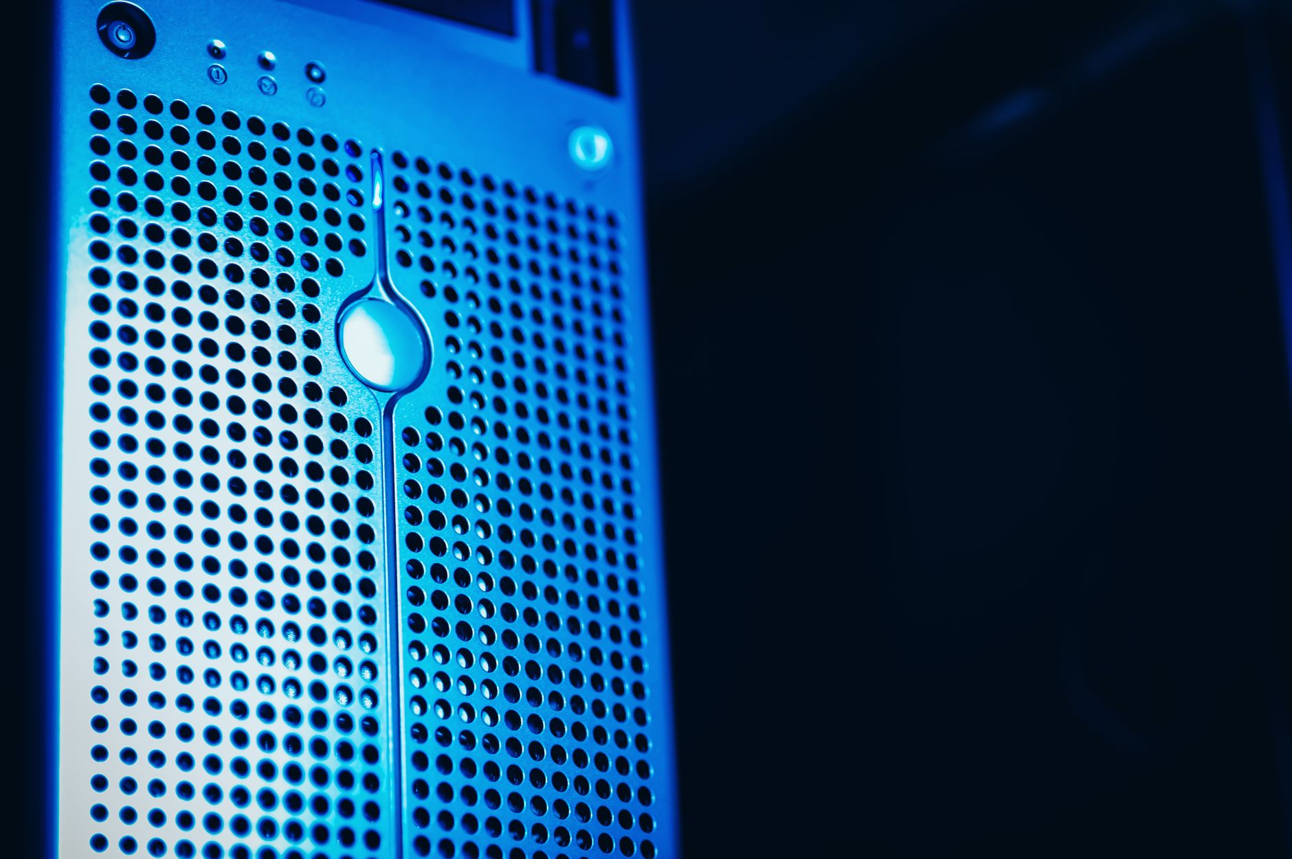 Rack de servidores iluminado em azul dentro de um data center moderno.