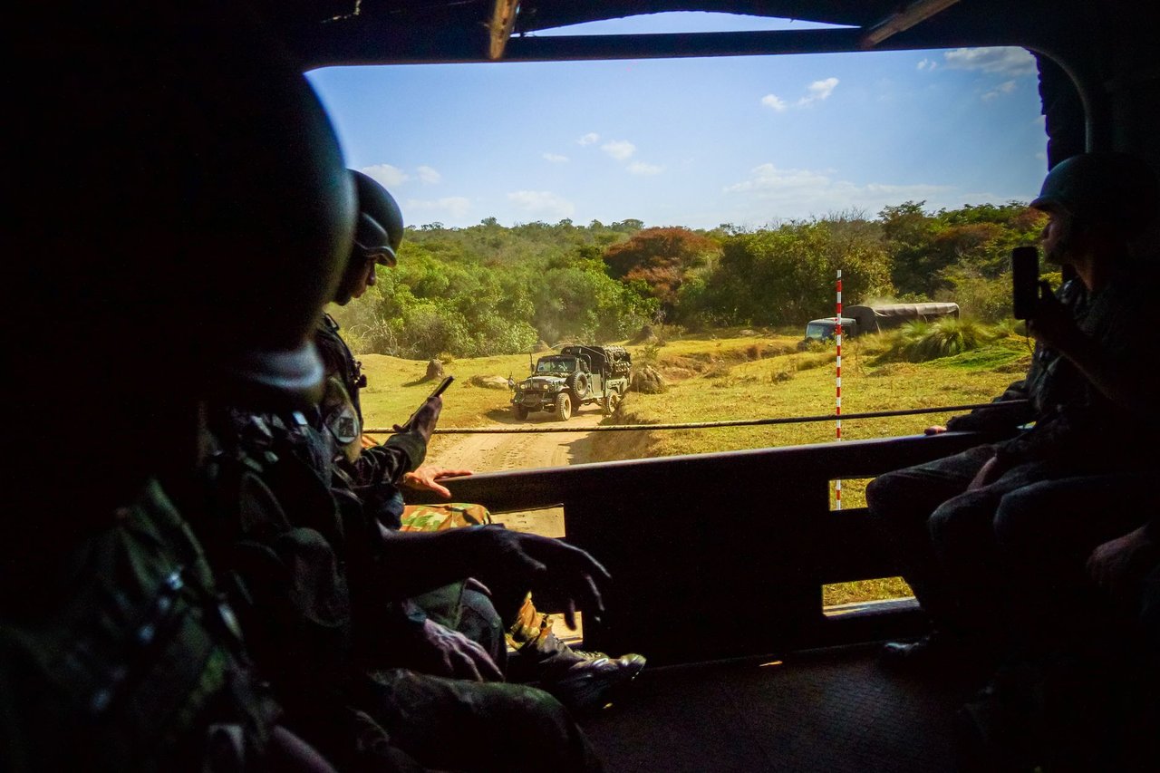 Militares observam uma área externa de dentro de um veículo blindado durante um exercício