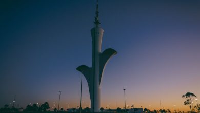Torre de TV digital de Brasília silhuetada contra o céu ao entardecer