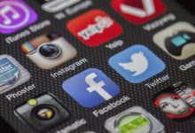 Tela de smartphone exibindo aplicativos de redes sociais, incluindo Facebook e Instagram.