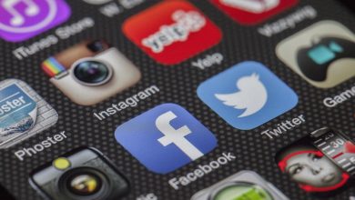 Tela de smartphone exibindo aplicativos de redes sociais, incluindo Facebook e Instagram.