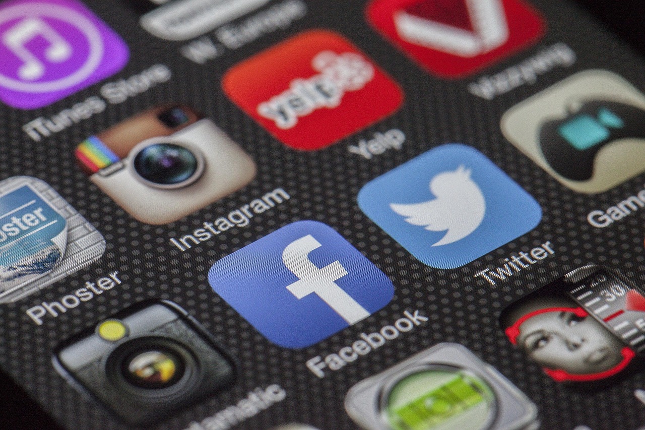 Tela de smartphone exibindo aplicativos de redes sociais, incluindo Facebook e Instagram.